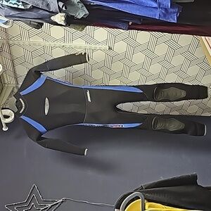Henderson kids wetsuit GUC